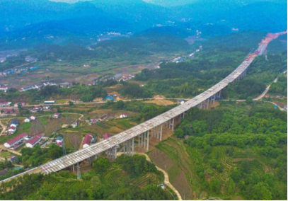 無(wú)岳高速桐岳段儲(chǔ)灣大橋順利實(shí)現(xiàn)雙幅貫通